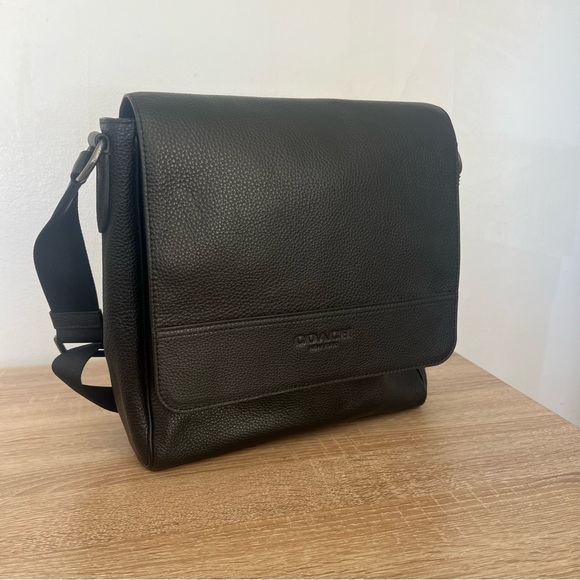 New with tags, Leather Coach map bag. Beautiful and practical! - Picture 5 of 13